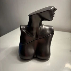 Billie Eilish perfume - 100ml ! Parfymen är tyvärr öppnad men bara sprutats max 2 gånger! Har så pass många andra parfymer så denna har aldrig kommit till användning😊 