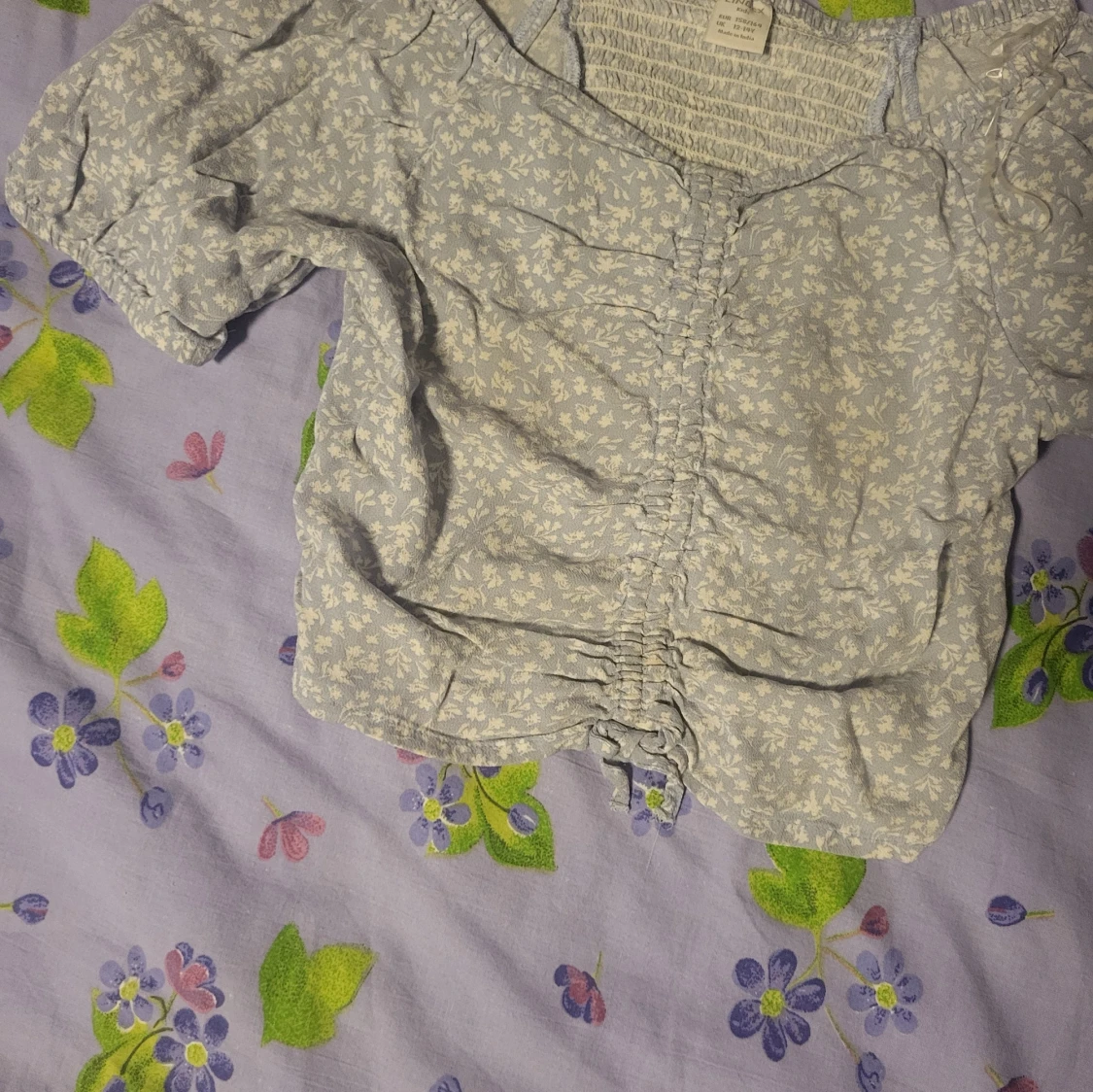 Ljusblå blommig blus med rynkade detaljer - 1