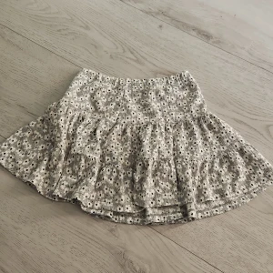 Vit blommig kjol - Supersöt vit kjol med små svarta blommor och volanger. Använde när jag var mindre därför är lappen borta men tror att den är I storlek 146-152💞
