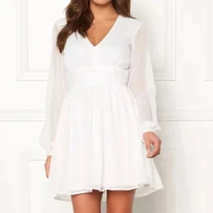 Studentklänning - Säljer min studentklänning från Bubbelroom i storlek 36/S. Köp för 699kr och säljs för 300kr, men pris går att diskuteras. Använd en gång, i mycket bra skick. Skriv för fler bilder och frågor. 