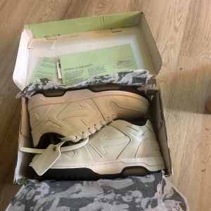 Off-White - Säljer ett par Off-White  i beige med svarta detaljer. Skorna har en chunky sula och tydliga Off-White detaljer som tag och text. Perfekta för dig som gillar streetwear och vill sticka ut med en unik sneaker.