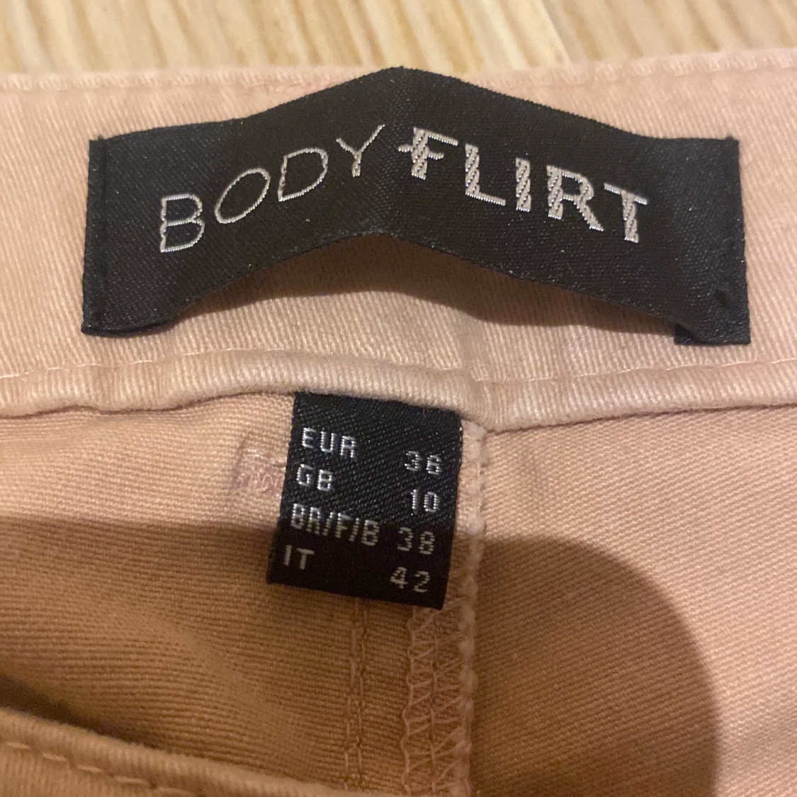 Beiga slim fit jeans från Bodyflirt - 2
