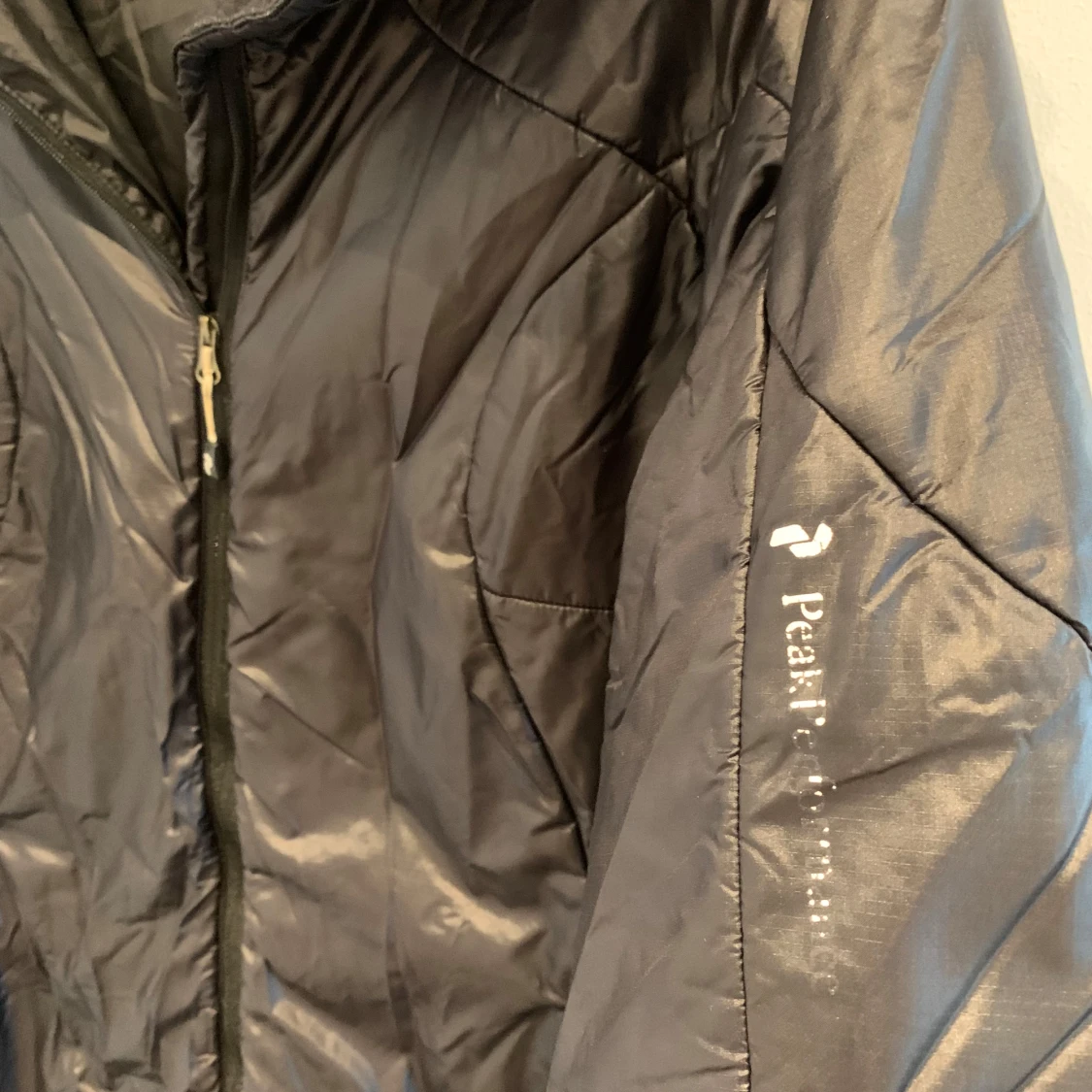 Svart pufferjacka från Peak Performance - 3