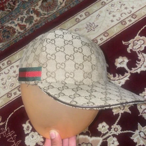 Beige gucci keps storlek M - Säljer en beige Gucci keps, den är storlek M! Men man kan justera det. Den är perfekt till sommaren! Väldig fint och rent keps!  Den finns i Göteborg! Det är öppet för byte de ba skriva! 