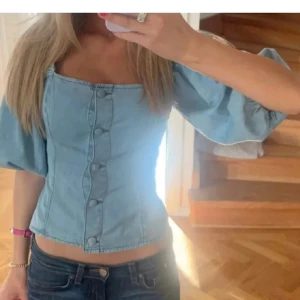 Ljusblå jeansblus från H&M - Säljer denna så finaaa trendiga ljusblå jeansblusen💕💕Storlek M på lappen men passar ändå mig med S. Bilderna är lånade förutom bild 4 och 5! Hör av er för fler bilder eller frågor🥰