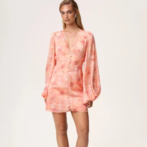 Söker Adoore klänning  - Söker denna klänningen från adoore! I storlek 38. Hör jätte gärna av er om ni funderar på att sälja. Så kan vi diskutera ett pris!❤️