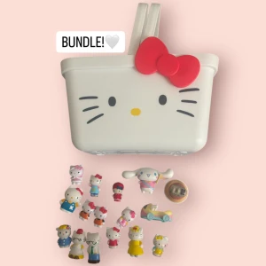 Hello Kitty korg med figurer BUNDLE💗 - Söt vit Hello Kitty korg med rött rosett-detalj och flera små figurer från Sanrio-universumet. Perfekt accessoar för dig som älskar Hello Kitty och vill samla på figurer. Väskan har handtag och klassiskt Hello Kitty-ansikte.