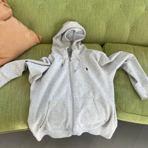 Grå hoodie från Polo Ralph Lauren - Raffe Hoddie storlek L Använd fåtal gånger