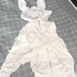 Rosa hoodie med kaninöron från Liz Lisa - Supersöt rosa hoodie med kaninöron från japanska märket Liz Lisa, one size men lite snyggt oversized på mig med XS <3