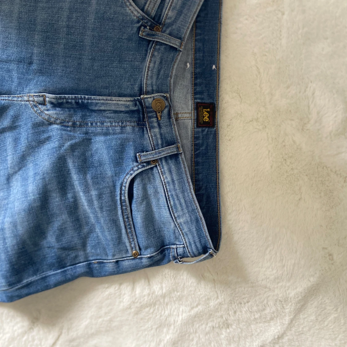 Säljer jättesnygga klassiska blåa jeans från märket Lee - 4