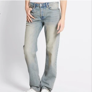 Blå raka jeansbyxor - Säljer ett par klassiska blå jeansbyxor med rak passform och normalhög midja. Jeansen har fem fickor, knappgylf och en lätt tvättad look. Perfekta till sneakers och en enkel t-shirt.  Skulle säga att de passar S-M, har knappt använt dem! Köpte för 400kr