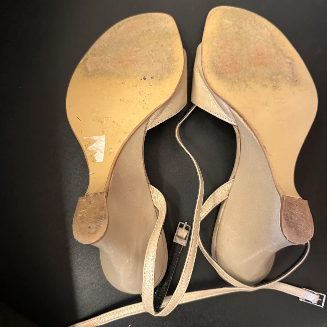 Beige sandaler med klack från Pados - 4