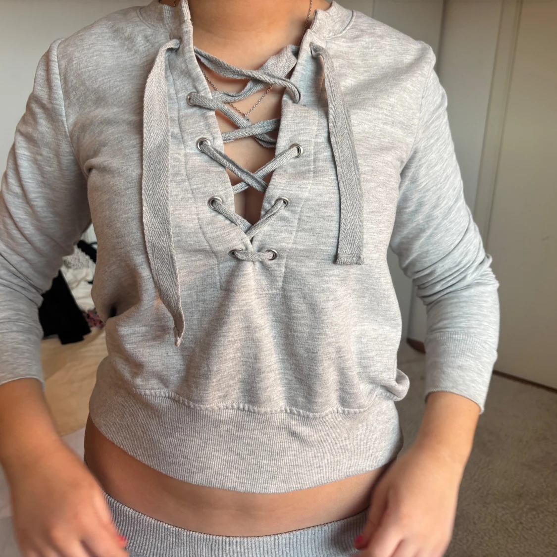 Grå tröja med snörning från Gina Tricot