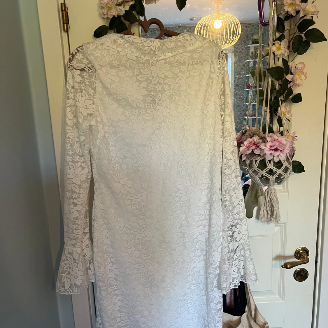 Vit spetsklänning med volanger och lång ärm från Boohoo - 1