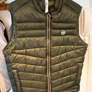 Jack and Jones väst  - En snygg väst från Jack and Jones. Aldrig andvänd (pris lappen sitter kvar) köpt för 399 kr 