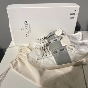 Vita sneakers Valentino Garavani - Säljer nu mina valentinos som jag använt lite mer än ett år. Använda mycket och är lite slitna så tar gärna emot pris förslag. Storlek 42 men passar 43 också. Mvh 