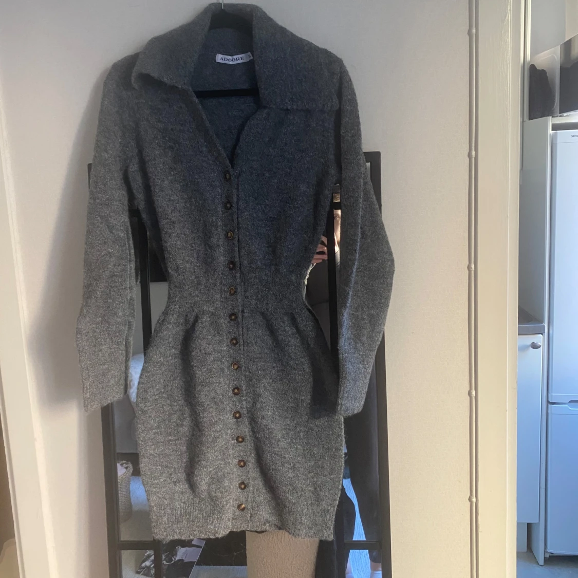 Grå stickad klänning med knappar från Adoore - 1