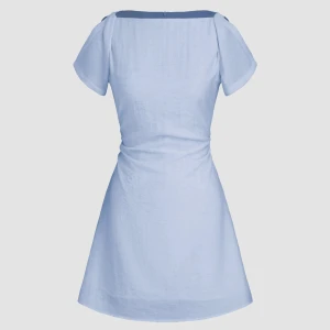 Ljusblå kortklänning i linne - Säljer en söt ljusblå klänning i linne med korta ärmar och rak halsringning. Har en till i M, säljer dom då jag hittade en annan klänning som passade bättre!🤍 Lapp och allt finns kvar