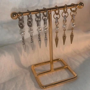 Örhängen med pärlor och spetsdetalj - FAVORITERNA TILLBAKS. Köp för 99kr/st  Eller  185kr/par  Modell 095