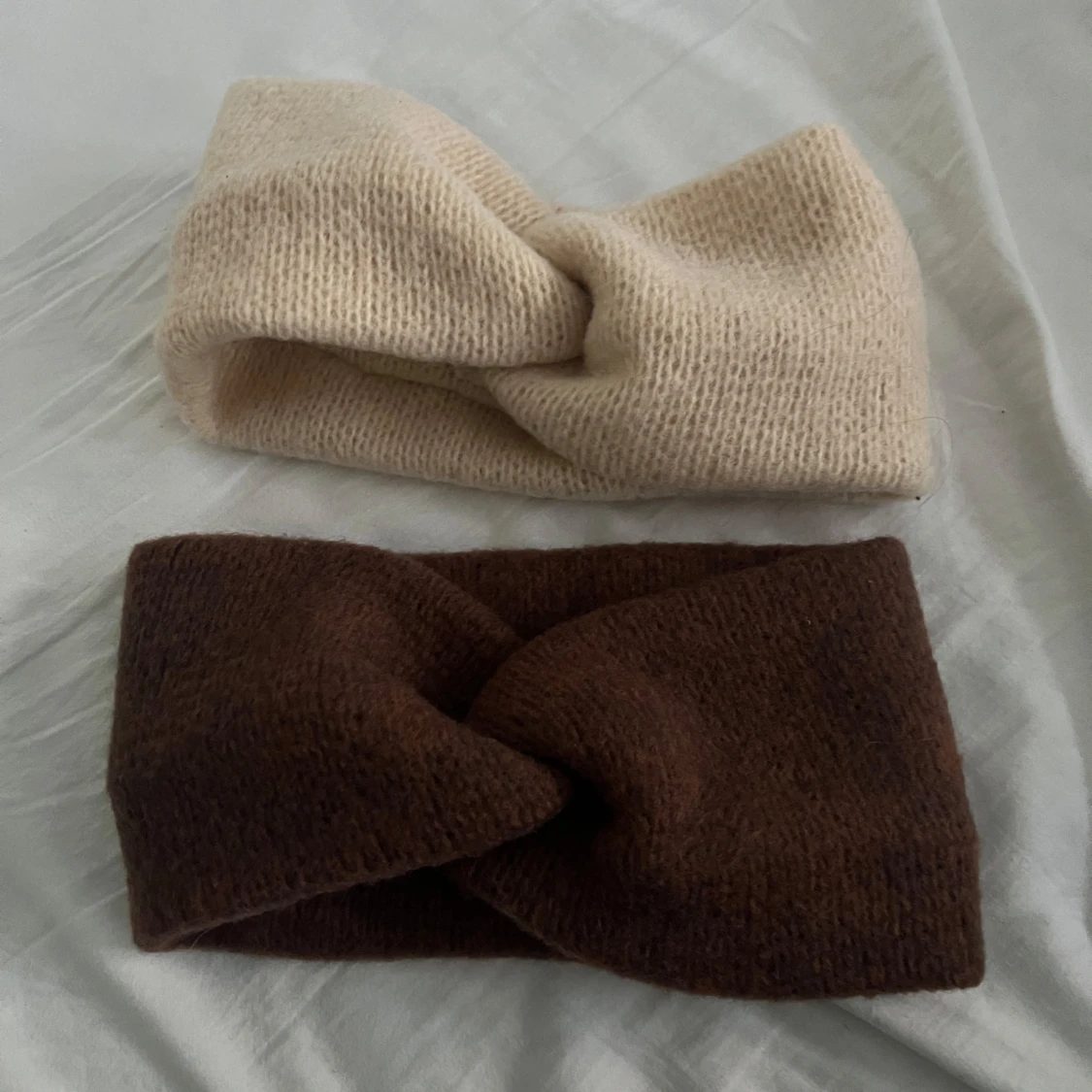 Stickade twistade pannband i beige och brunt - 2