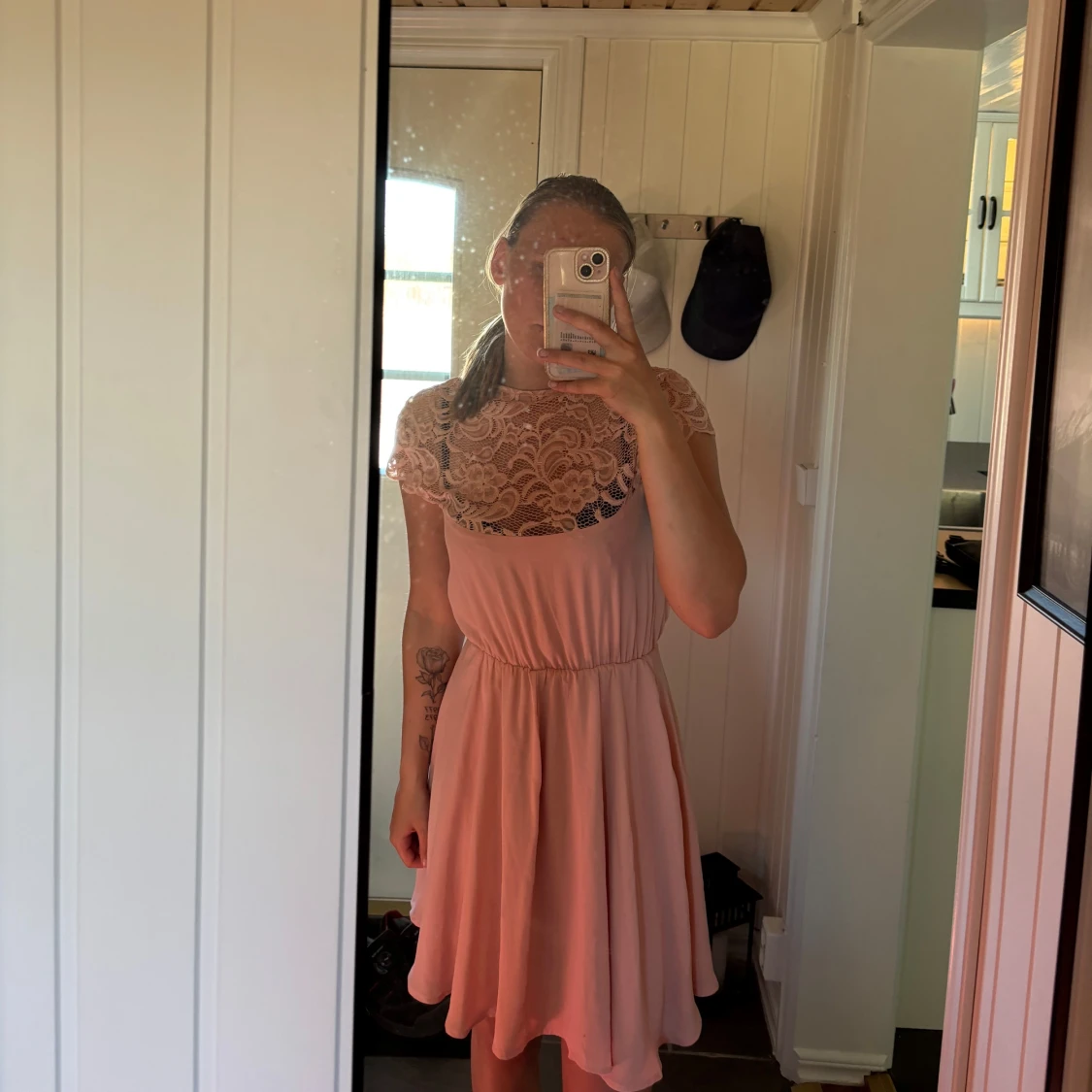 Rosa klänning med spetsdetaljer