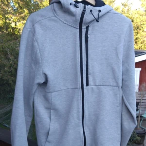 Säljer en stilig zip tröja liknar en nike tech  - Kontakta mig gärna ifall du skulle ha några funderingar eller liknande. Pris kan diskuteras 