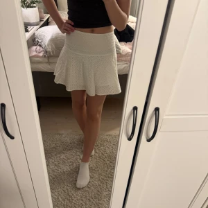 Vit kort kjol med volang - Säljer en fin vit volang kjol som jag inte använder pga att den är för liten. Nästan aldrig använd och är normal i storlek. 