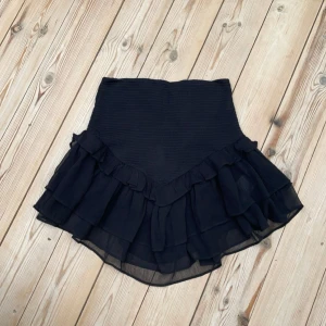 Svart volangkjol Gina Tricot  - Svart volangkjol ifrån Gina tricot, mycket bra skick!