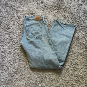 Ljusblå raka jeans från Weekday - Säljer ett par ljusblå jeans från Weekday i modellen Arrow. Jeansen har en klassisk femficksdesign, raka ben och normal passform. 