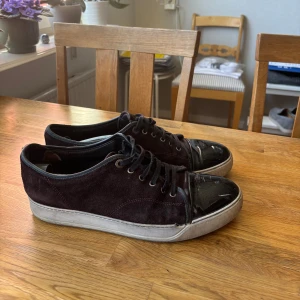 Lanvins - Tja, säljer ett par lanvins i storlek 44.Dem sitter bra och är stilrena. De är äkta såklart. Tveka inte på att höra av er🍾💫