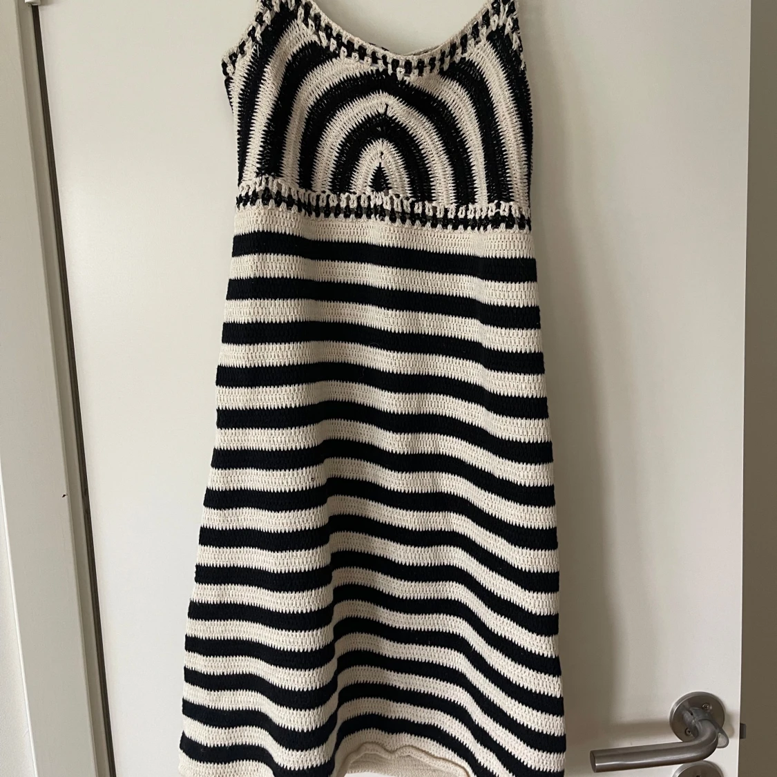 Stickad svartvit klänning med mönster