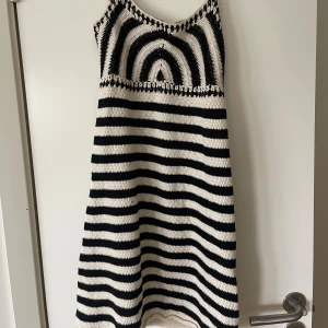 Stickad svartvit klänning med mönster - Gullig klänning från zara med mönster