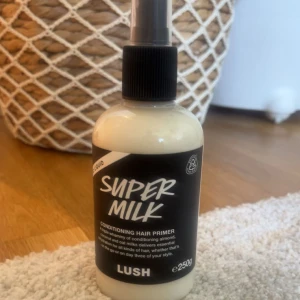 Super Milk Conditioning Hair Primer från Lush - Super Milk Conditioning Hair Primer från Lush på 250g. Den är bara använd en gång passade inte mig💕🙌