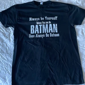 Svart Batman t-shirt från JHK - Aldrig hagt på mig den förutom på slide 5. Köpte för 25€ i på JHK i Teniriffa Januari 2025.