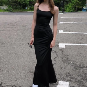 Svart långklänning - Säljer min svarta tajta långklänning som knappt är använd vet dock ej vart den är ifrån då lappen är borta, där av det låga priset, kan vara ifrån Gina, hm eller berskha🩷🩷