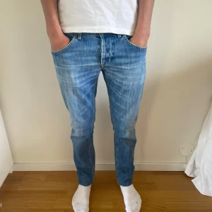 Dondup Ritchie jeans - Säljer dessa riktigt snygga Dondup jeans! Färgen är ljusblå perfekt till sommaren! Jeansen är skinnyfit men sitter liknande till Dondup George! Skulle säga att dom sitter små i storlek. Jeansen har små defekter bak vid fickorna därav de billiga priset! Hör av er till mig om ni vill ha fler bilder!//FR