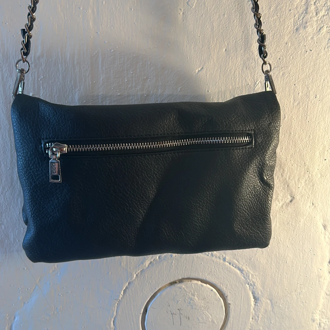 Svart axelväska med kedjerem - 1