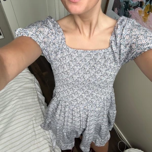 Sommarklänning - Säljer denna super fina sommarklänning, knappt använd och är i väldigt bra skick. Säljer för 150kr.