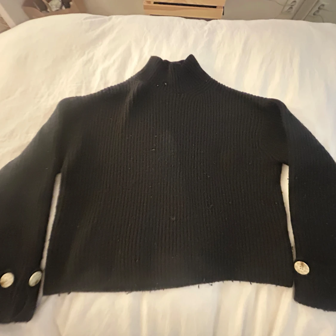 Svart ribbad stickad tröja med knappar - 1