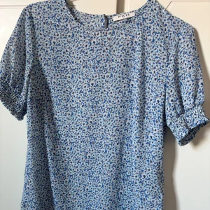 Blommor sommartopp - Säljer denna söta topp med blommor på från vero Moda. Säljer i helt nyskick men utan prislapp kvar!