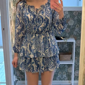 New Yorker klänning - Superskön och fin klänning från New Yorker, den har typ inbyggda ”shorts” som gör att den är mer som en jumpsuit men ser ut som en klänning när den sitter på💕den köptes för 349 kr