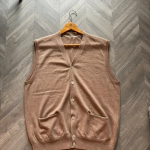 Cashmere väst Stenströms L - Väst i Cashmere från Stenströms. Storlek XL men passar L. Bra skick men finns ett pyttelitet märkes som ej syns. Det syns på bilden om man titta noga. 