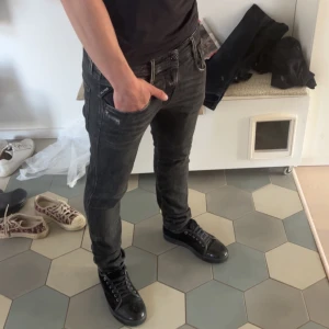 Replay anbass jeans - Säljer ett par riktigt feta jeans från replay i modellen anbass, skriv om du har några eller funderingar! Självklart är det rabatt vibe köp av flera plagg 