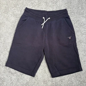 Mörkblåa shorts från Gant - Mörkblåa shorts från Gant. Köpt på Kidsbrandstore.