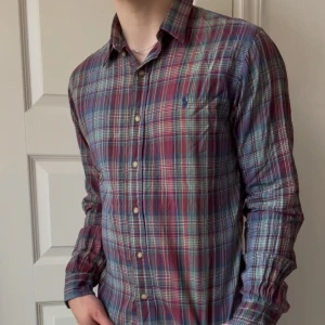 Ralph Lauren skjorta - Skick 9/10 ||  nyskick || Modellen är 180, 72 kg || Kom med frågor! Storlek ”M” slim fit. Rekommenderar verkligen om du är 180  