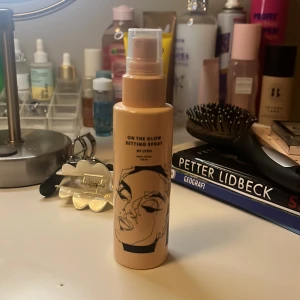 On The Glow Setting Spray från Lyko - Använd 2 gånger men den var inget för mig därför säljer jag denna produkt. On The Glow Setting Spray från Lyko fixerar din makeup och ger en fräsch glow. Kommer i en beige plastflaska med svart konstnärlig illustration av ett ansikte. Perfekt för att hålla sminket på plats hela dagen.