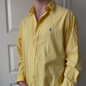 Gul skjorta från Polo Ralph Lauren - Skick 8/10 ||  Nyskick || Modellen är 180, 72 kg || Kom med frågor! Storlek ” L”  lite tjockar i materialet vilket ger en mer lyx vibe