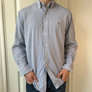 Ralph Lauren skjorta - Skick 7/10 || Har två fläckar om ni ser sista bilderna || Modellen är 180, 72 kg || Kom med frågor! Storlek ”M”