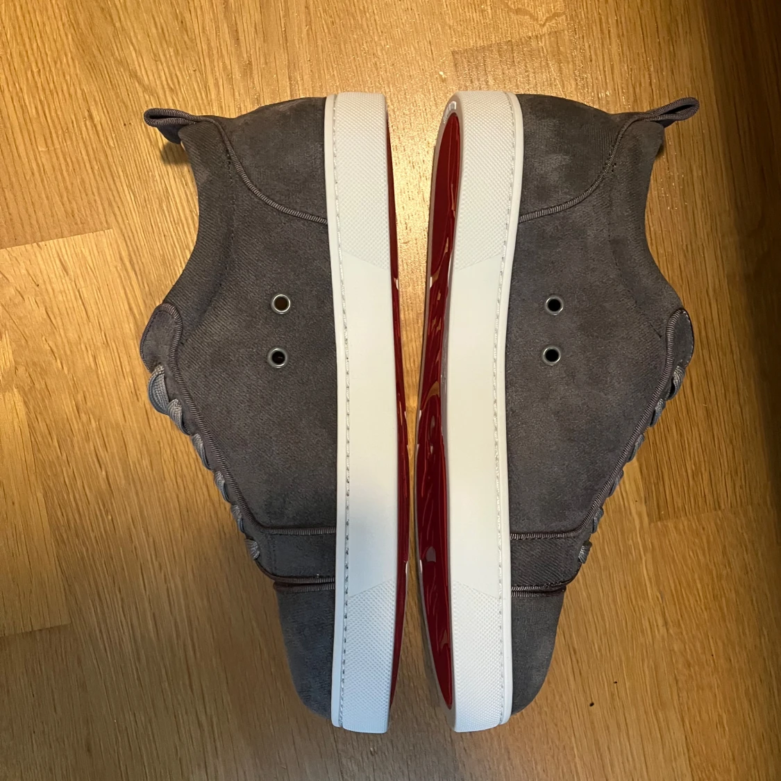 Gråa sneakers i mocka med vit sula - 2