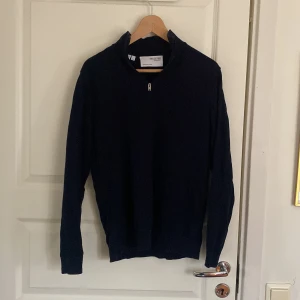 Marinblå quarter zip - Säljer en marinblå half/quarter zip från selected homme storlek S. Tröjan är i bra skick utan defekter.